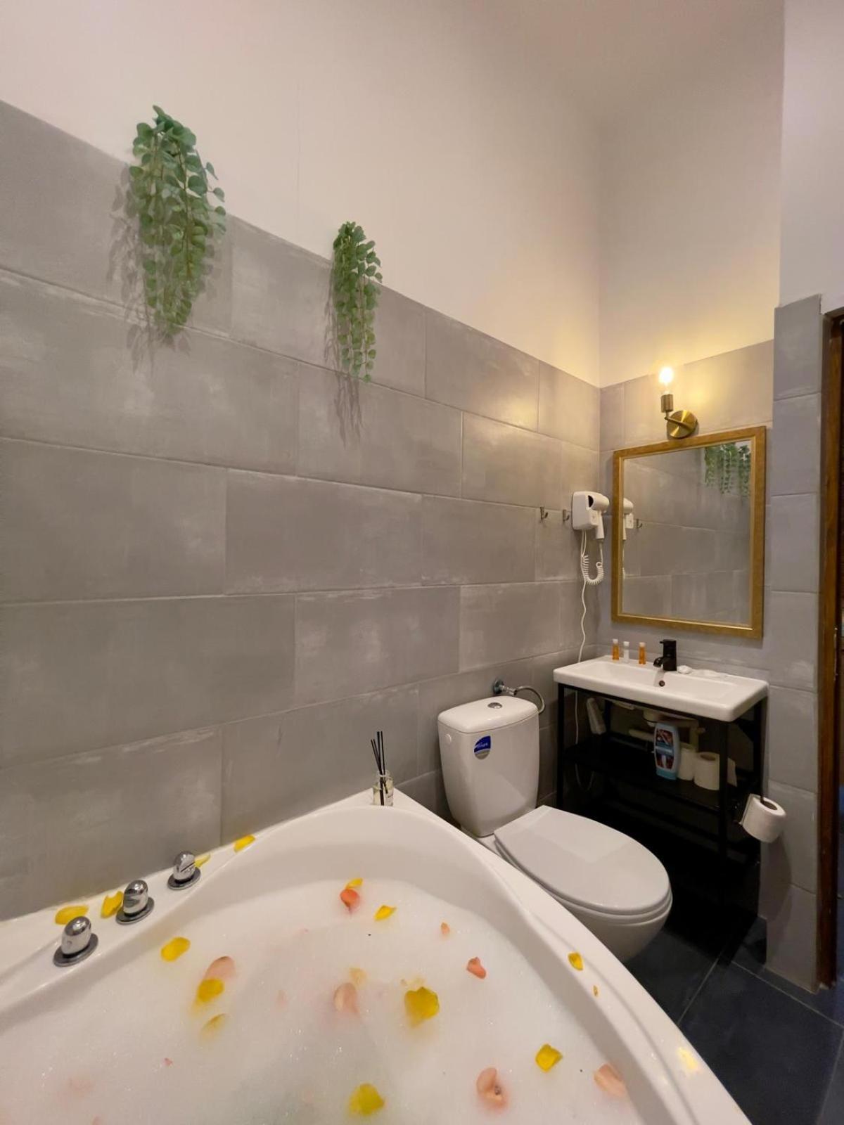 Old Town Jacuzzi Studio Bucureşti Ngoại thất bức ảnh