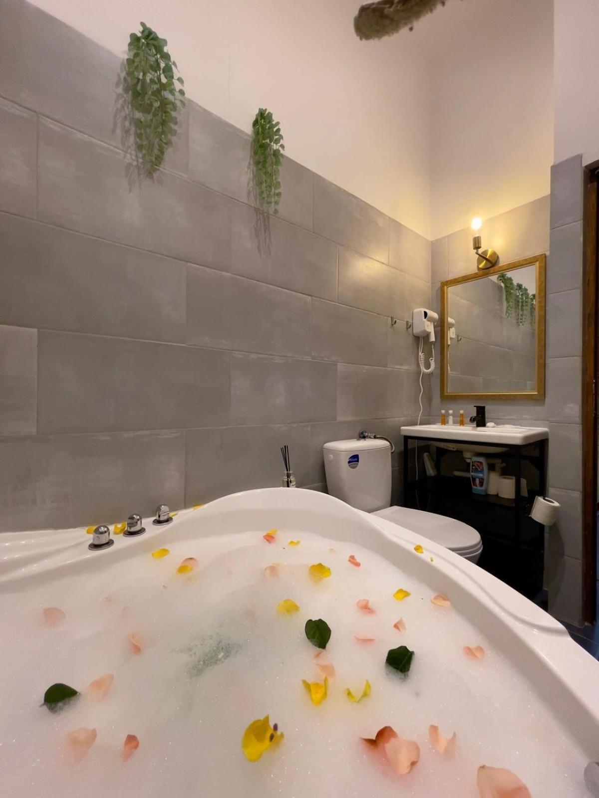 Old Town Jacuzzi Studio Bucureşti Ngoại thất bức ảnh