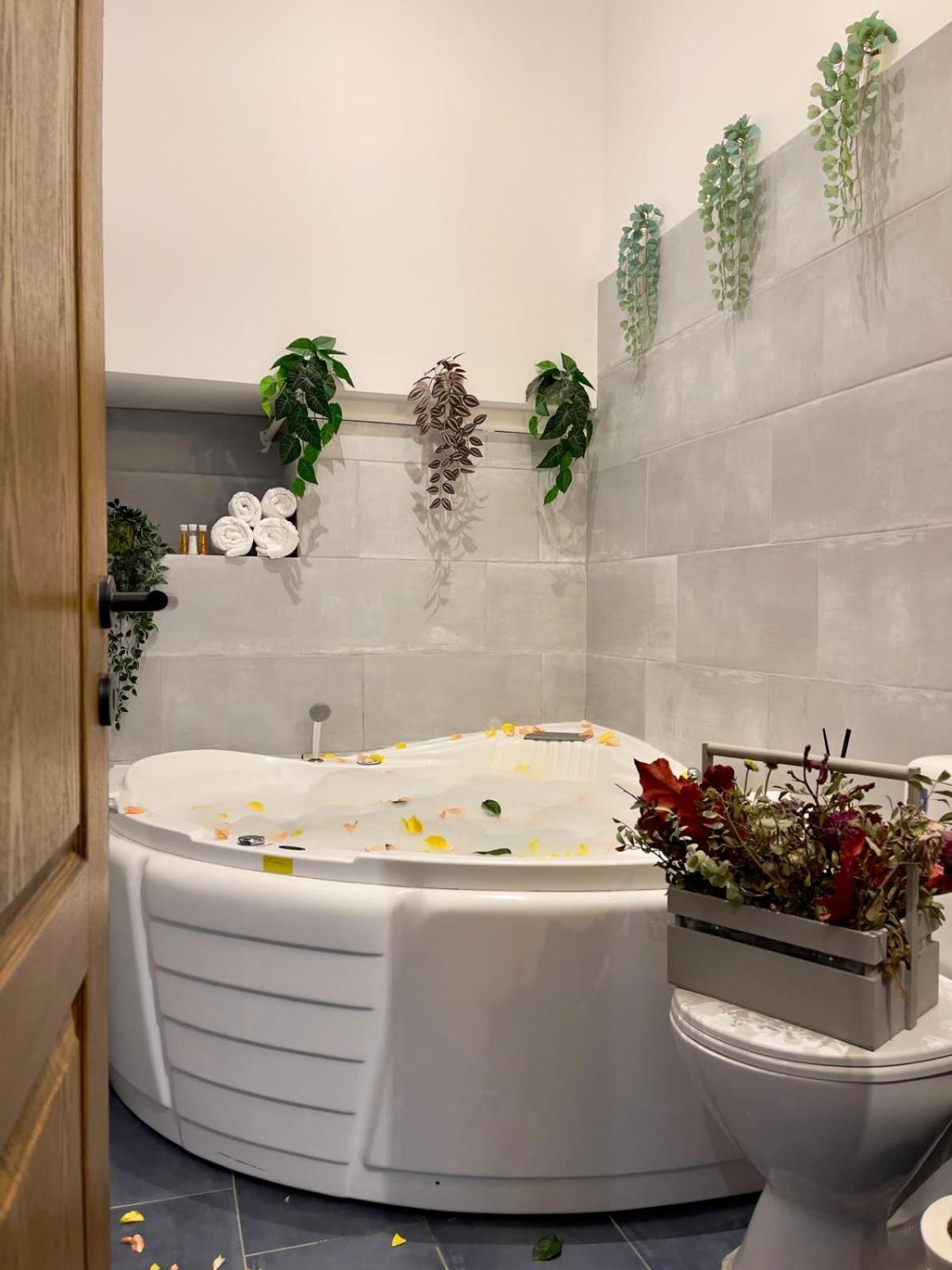 Old Town Jacuzzi Studio Bucureşti Ngoại thất bức ảnh